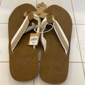 American Eagle mens flip flops size 10 new with tag. Never worn.